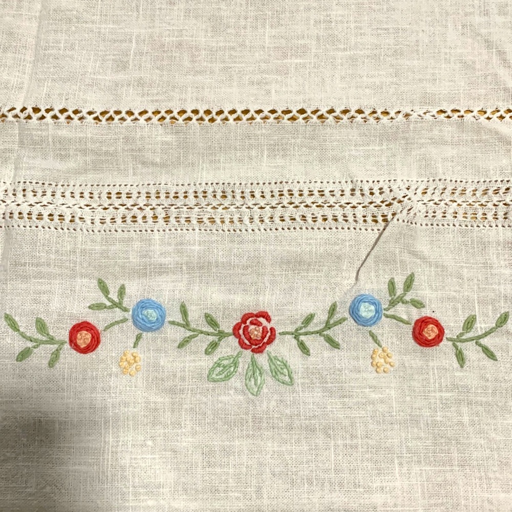 ✨ April Cornell Embroidered Table Linen - Picture 14 of 15